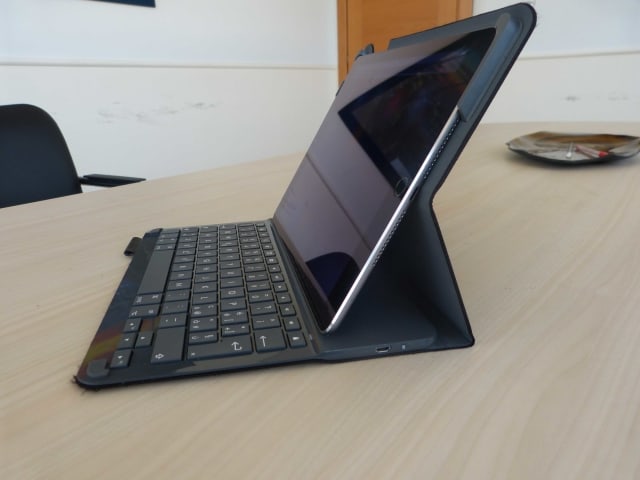 Posizione notebook da lato – Logitech Type+ Tastiera per iPad Air 2 – sopralerighe.it