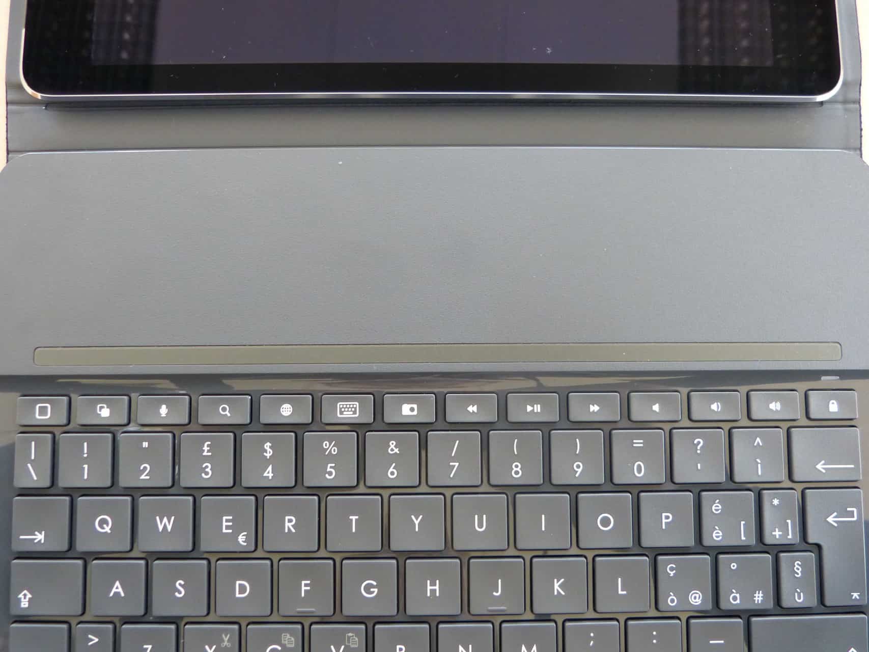 Dettaglio tasti dedicati – Logitech Type+ Tastiera per iPad Air 2 – sopralerighe.it