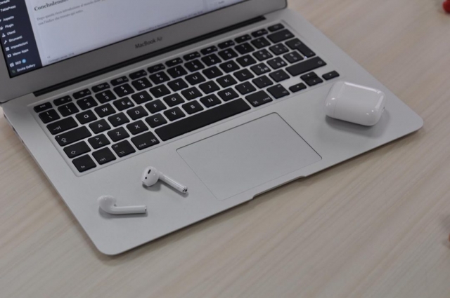 Appoggiati su MacBook Air - Auricolari stereo senza fili Apple AirPods. La recensione - sopralerighe.it