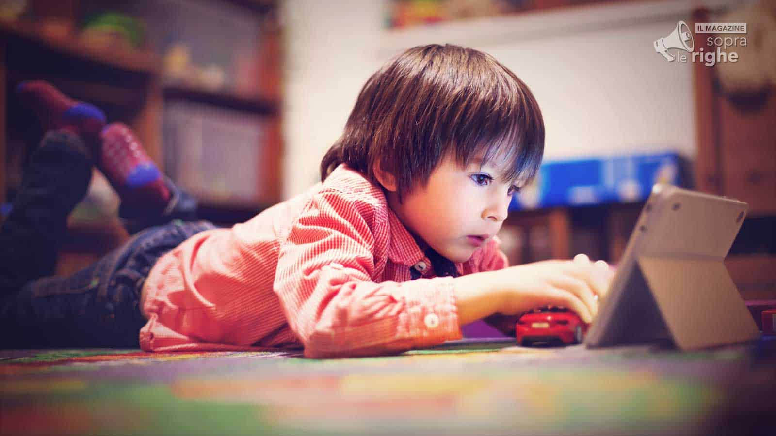 Bambino che gioca tranquillamente con un tablet connesso a internet