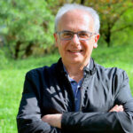 Pino Imperatore: quando la scrittura fa ridere, riflettere e camminare tra i sogni di Napoli