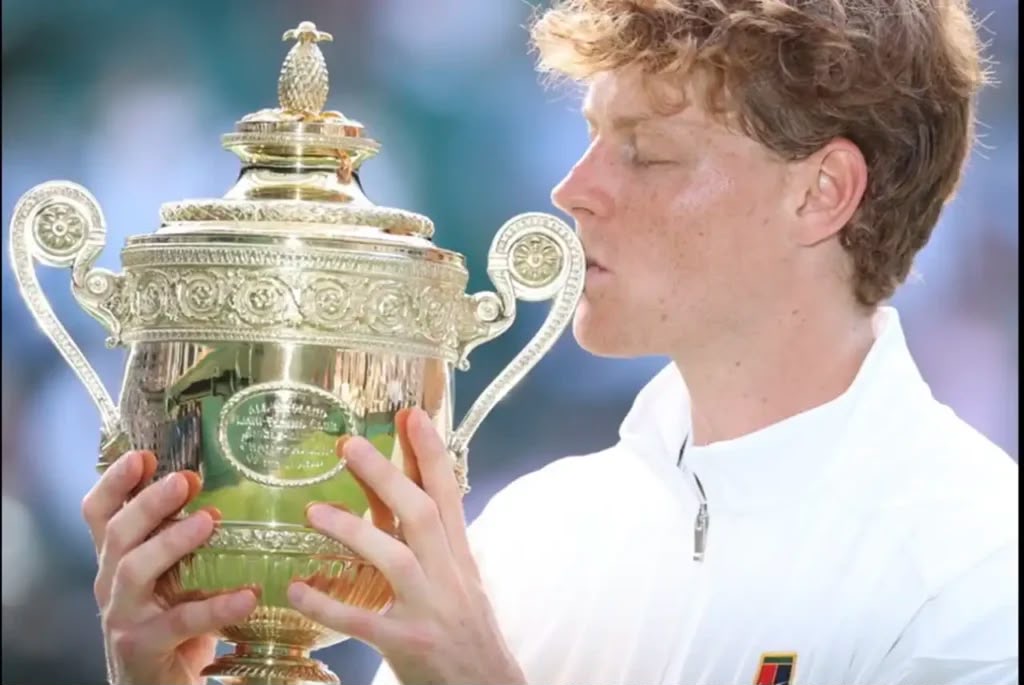 Jannik Sinner bacia il trofeo di Wimbledon 2025 Jannik Sinner bacia la coppa dei campioni di Wimbledon 2025